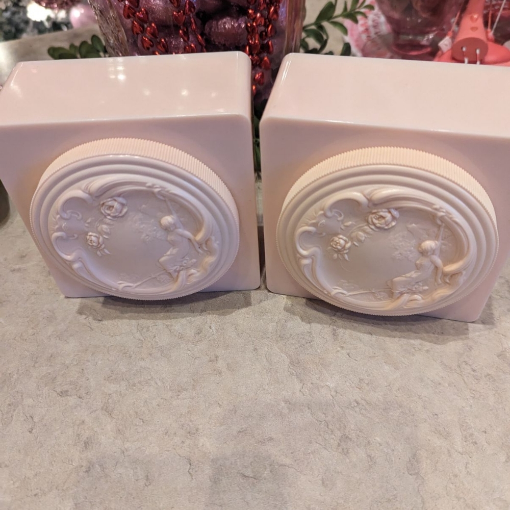 White Shoulder Vintage Bath Powder (2)